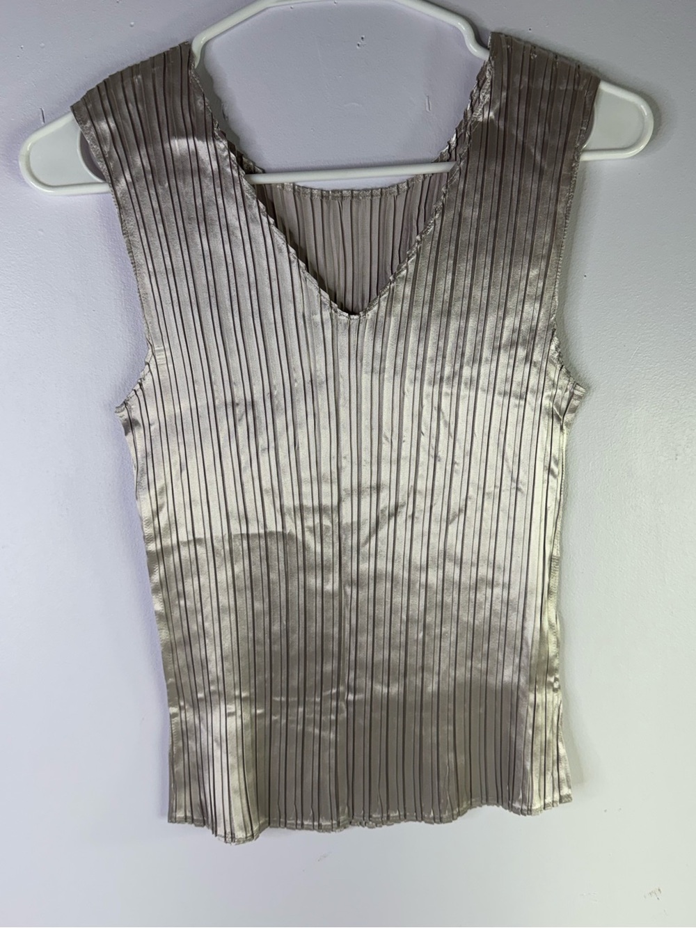 Jaipur pleated sleeveless v-neck blouse metallic gray size small